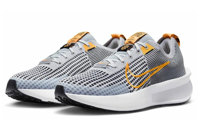 ZAPATILLA NIKE INTERACT RUN FD2291 004 TALLA 41 GRIS