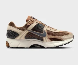 ZAPATILLA NIKE ZOOM VOMERO 5 HF1553 202 TALLA 41 MARRON MOSTAZA