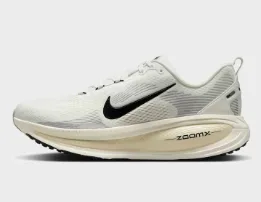 ZAPATILLA NIKE VOMERO 18 HM6803 101 TALLA 43 BLANCO CREMA