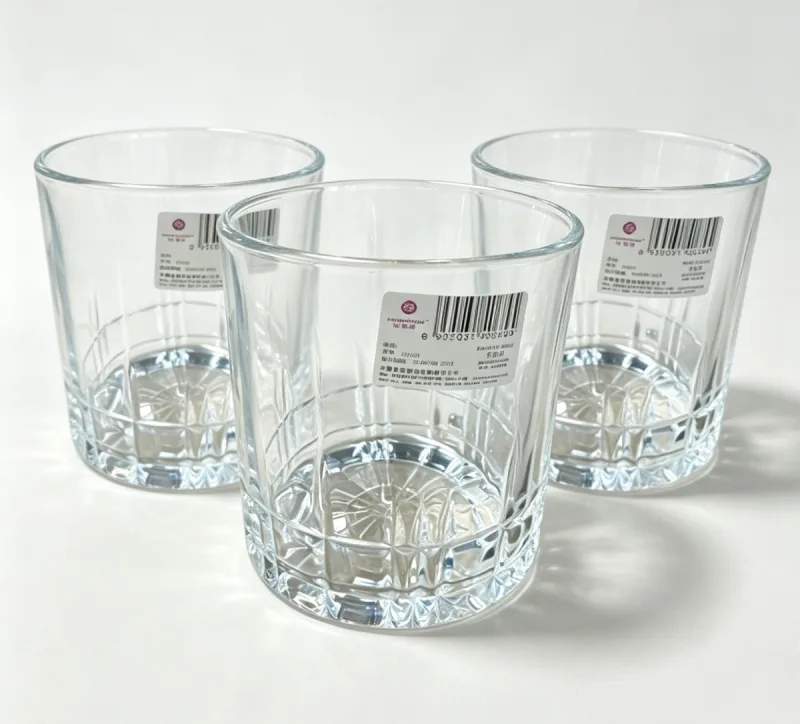 VASO CON CUADROS EN LA BASE